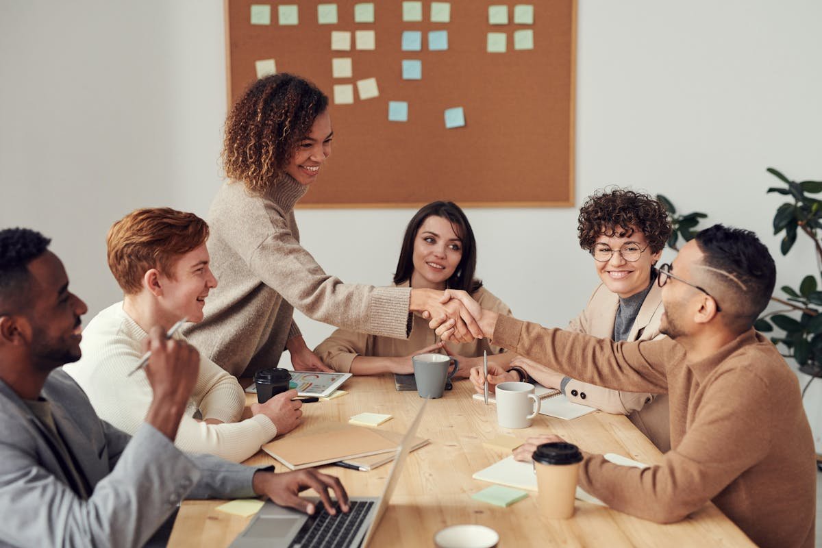 Consulente SEO al lavoro: analisi dati e strategia di posizionamento su Google